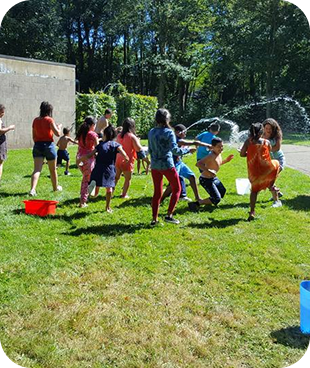 Enfants pendant un atelier créatif après les devoirs