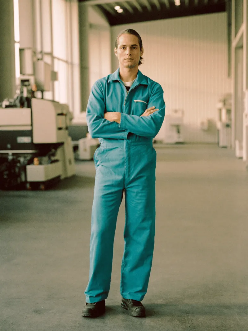 Instandhaltungstechniker in einer Produktionshalle