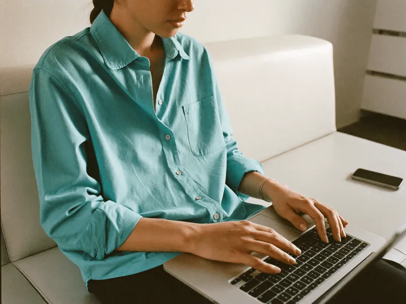 Personalverantwortliche mit Laptop auf einem Sofa