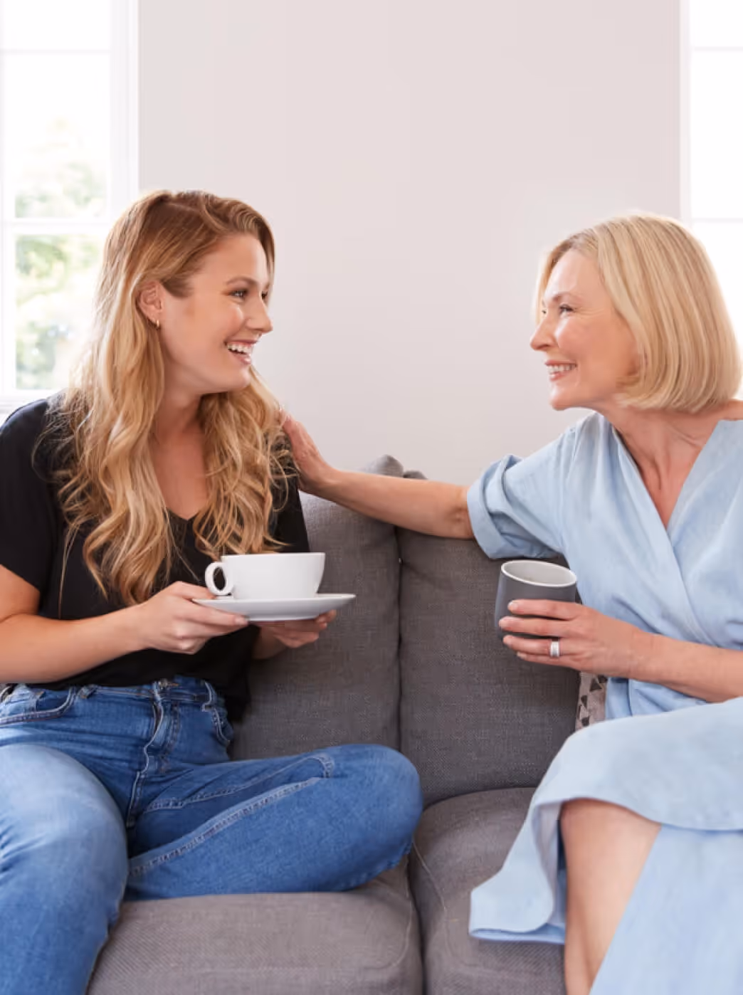 Mutter und Tochter im Gespräch auf dem Sofa