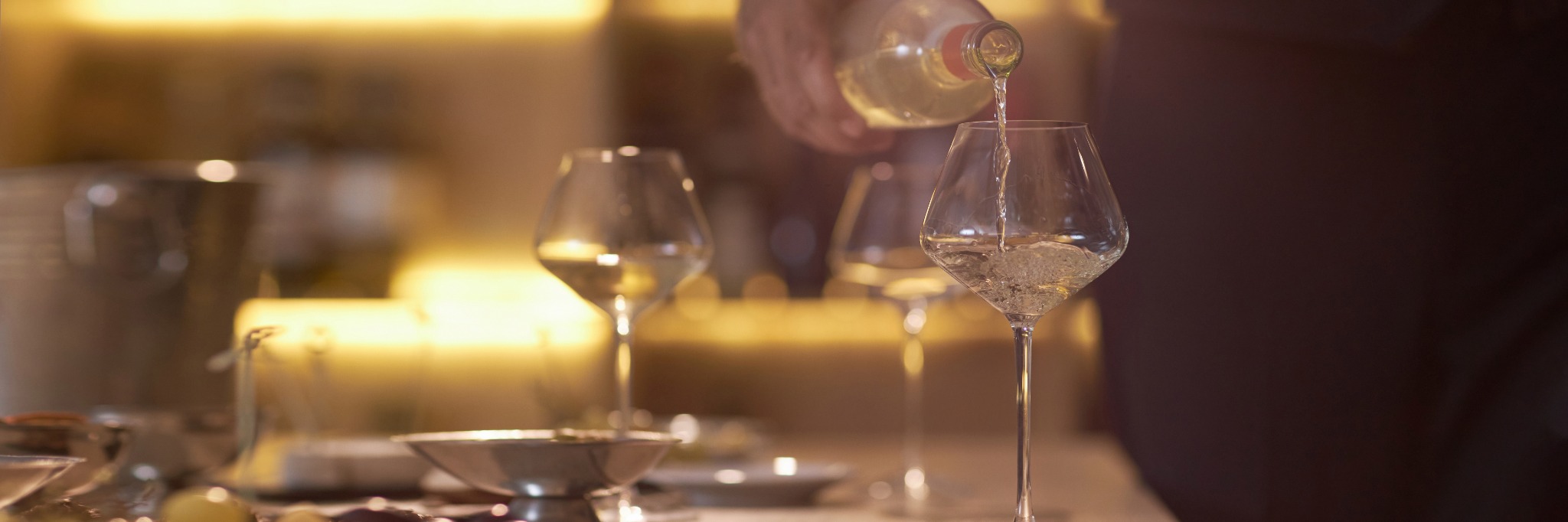Servizio del vino durante un evento corporate di alta gamma