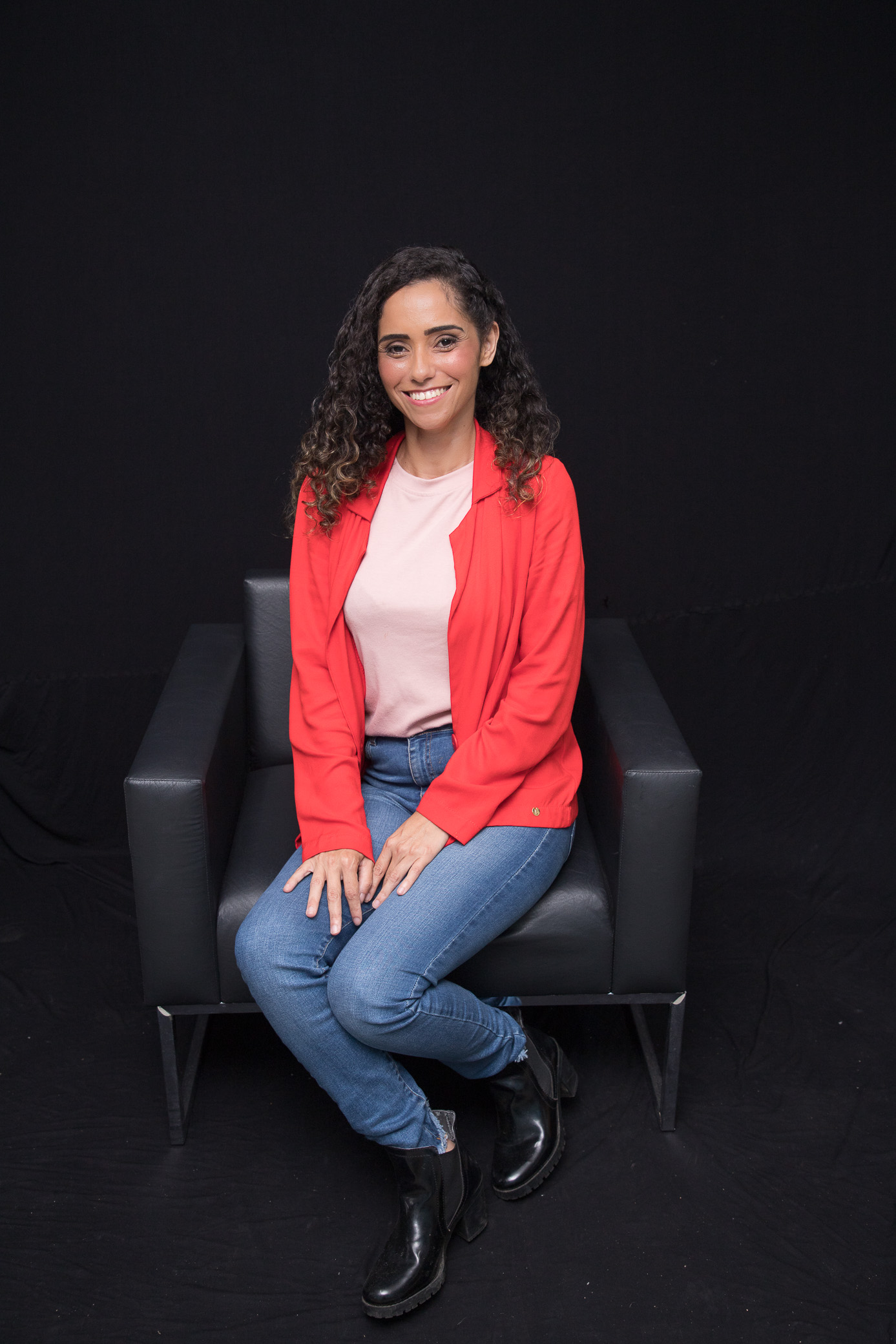 Raphaella Martins de Sá, psicóloga, sorrindo em retrato profissional