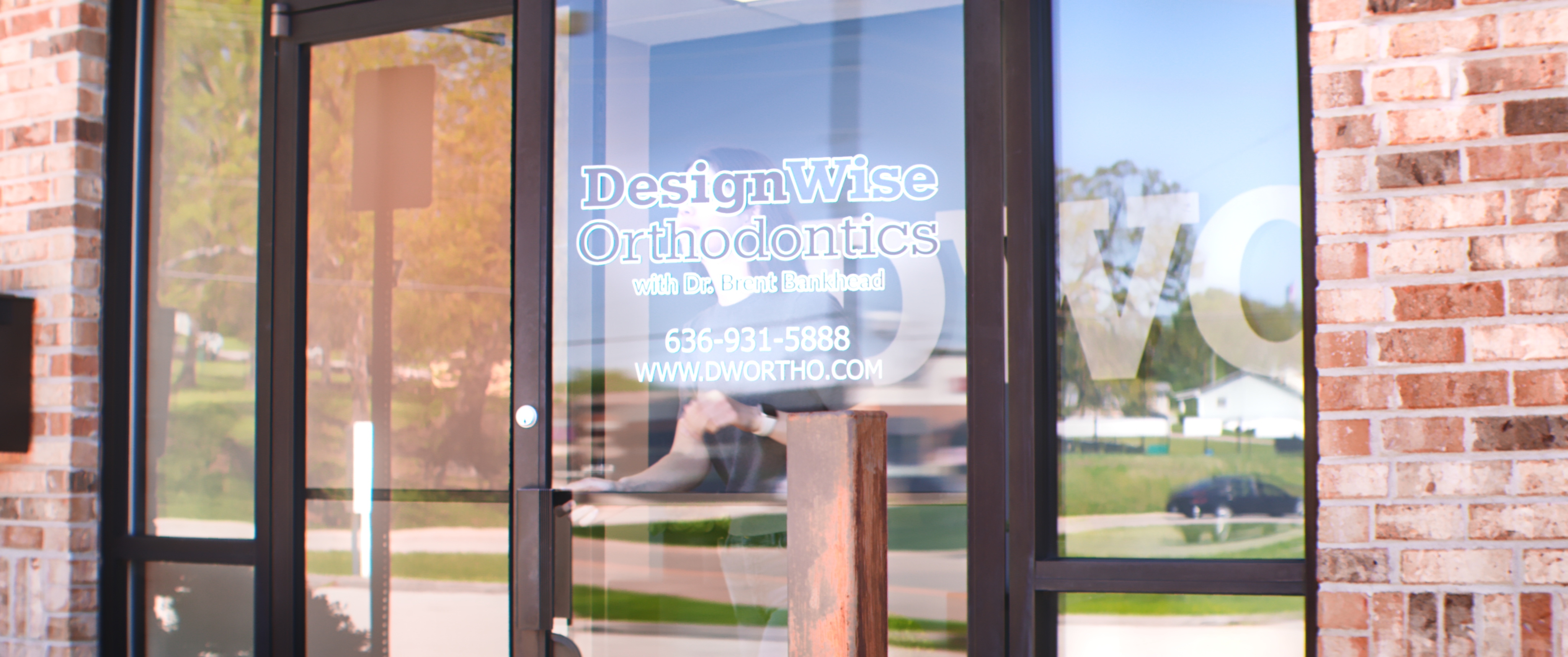 [background image] image of a welcoming reception area (for a automotive service)