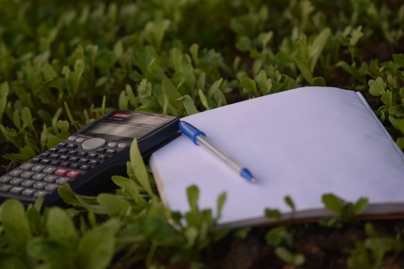Stylo et calculatrice sur des documents de budget, symbolisant la gestion des dettes