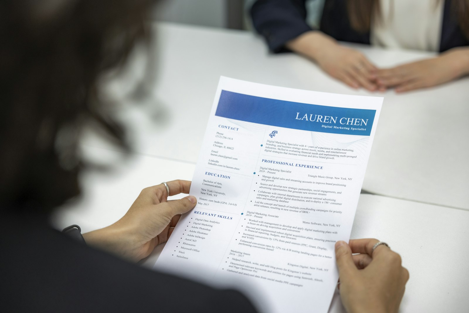 Une personne relit son CV avant un entretien d'embauche