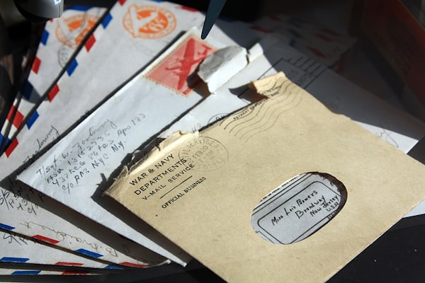 Enveloppes ouvertes empilées