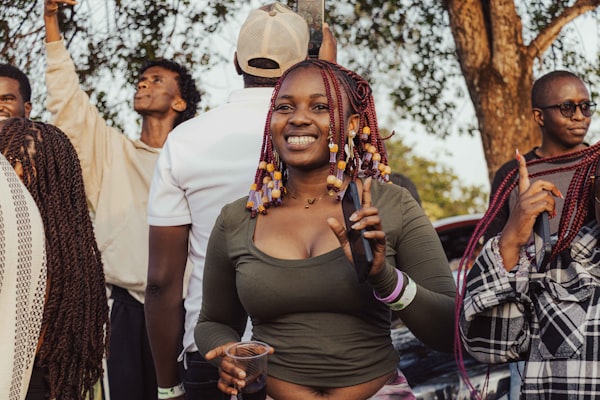 Groupe de personnes profitant d'un événement convivial