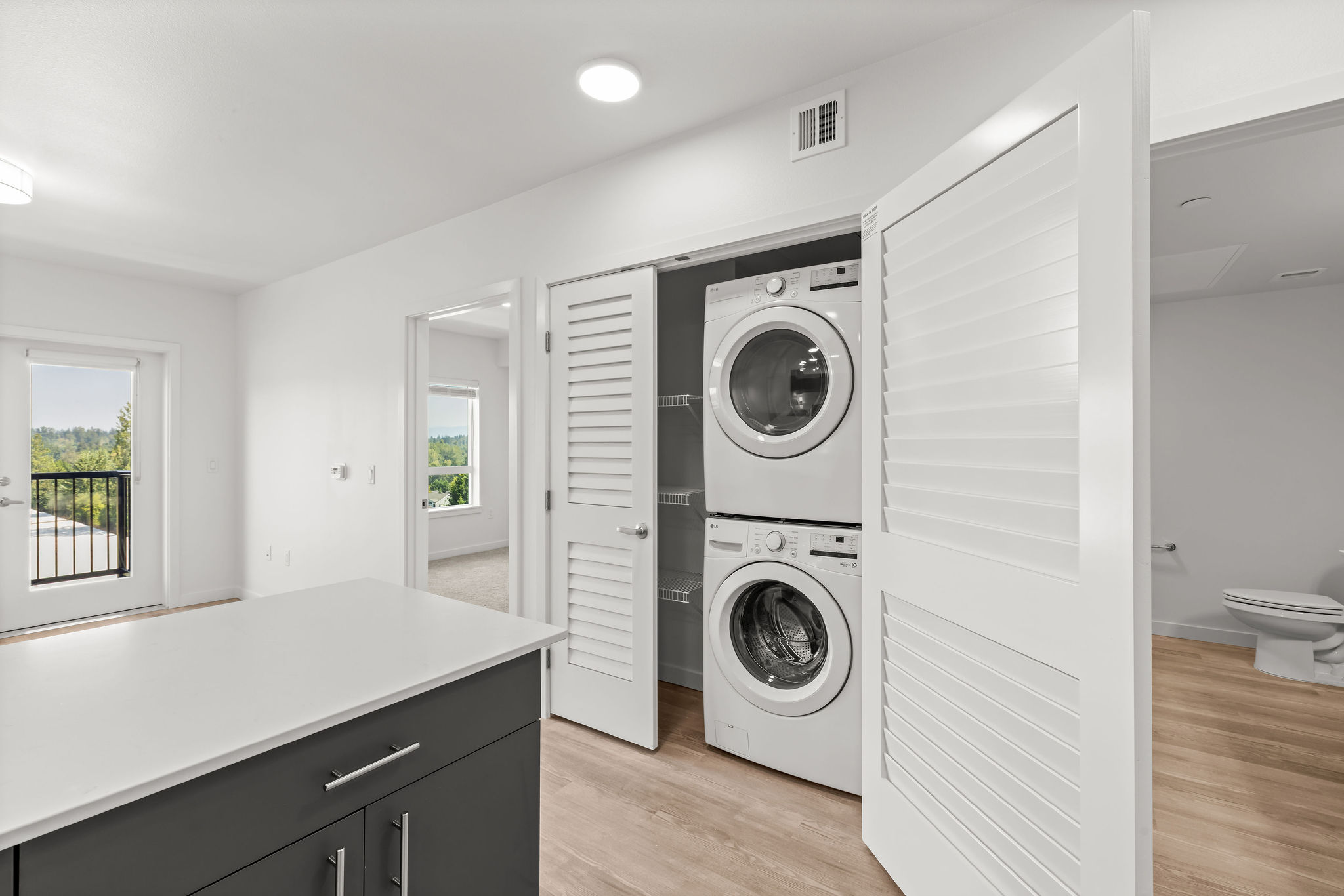 Unfurnished one bedroom unit with modern colors and bright lighting
