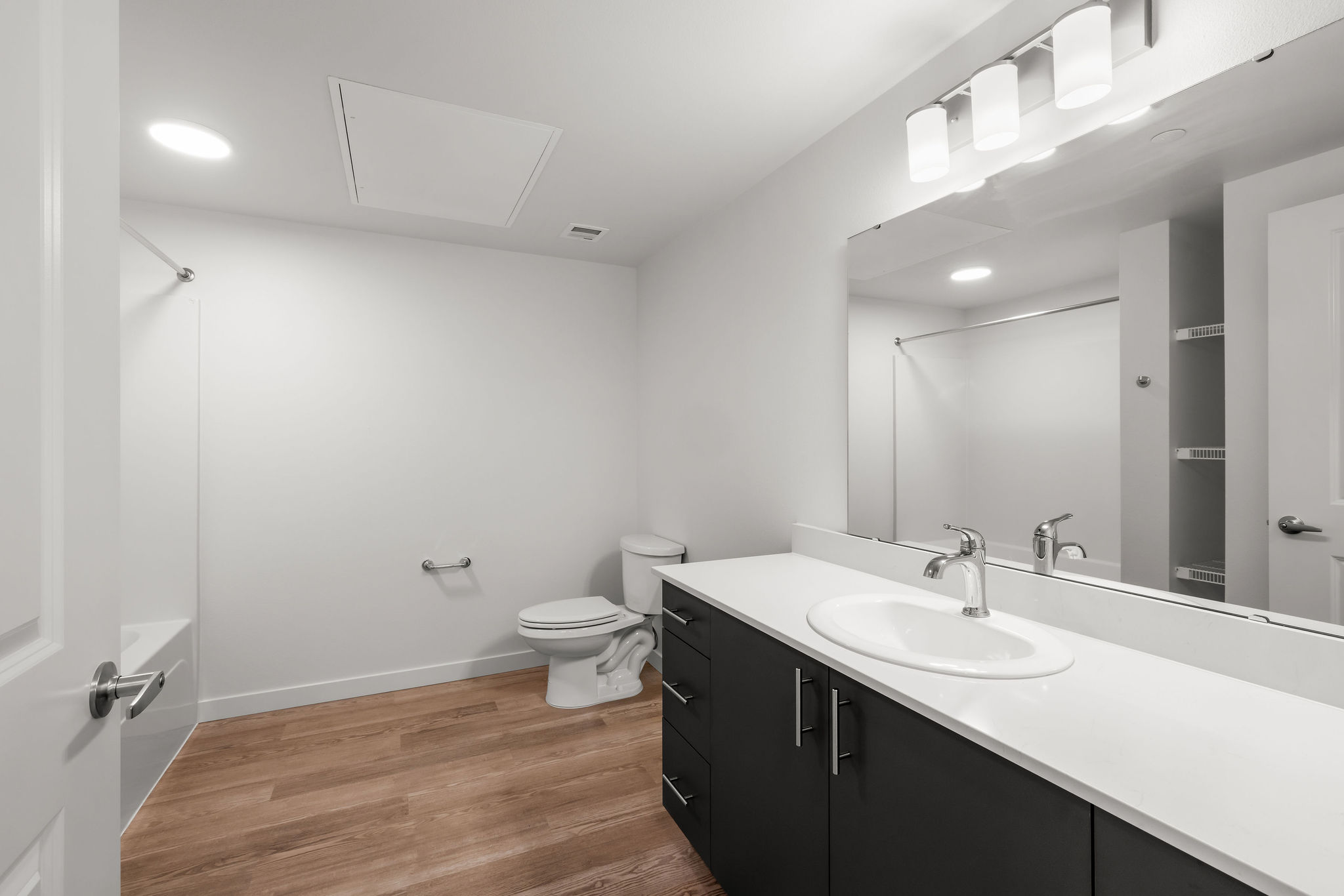 Unfurnished one bedroom unit with modern colors and bright lighting