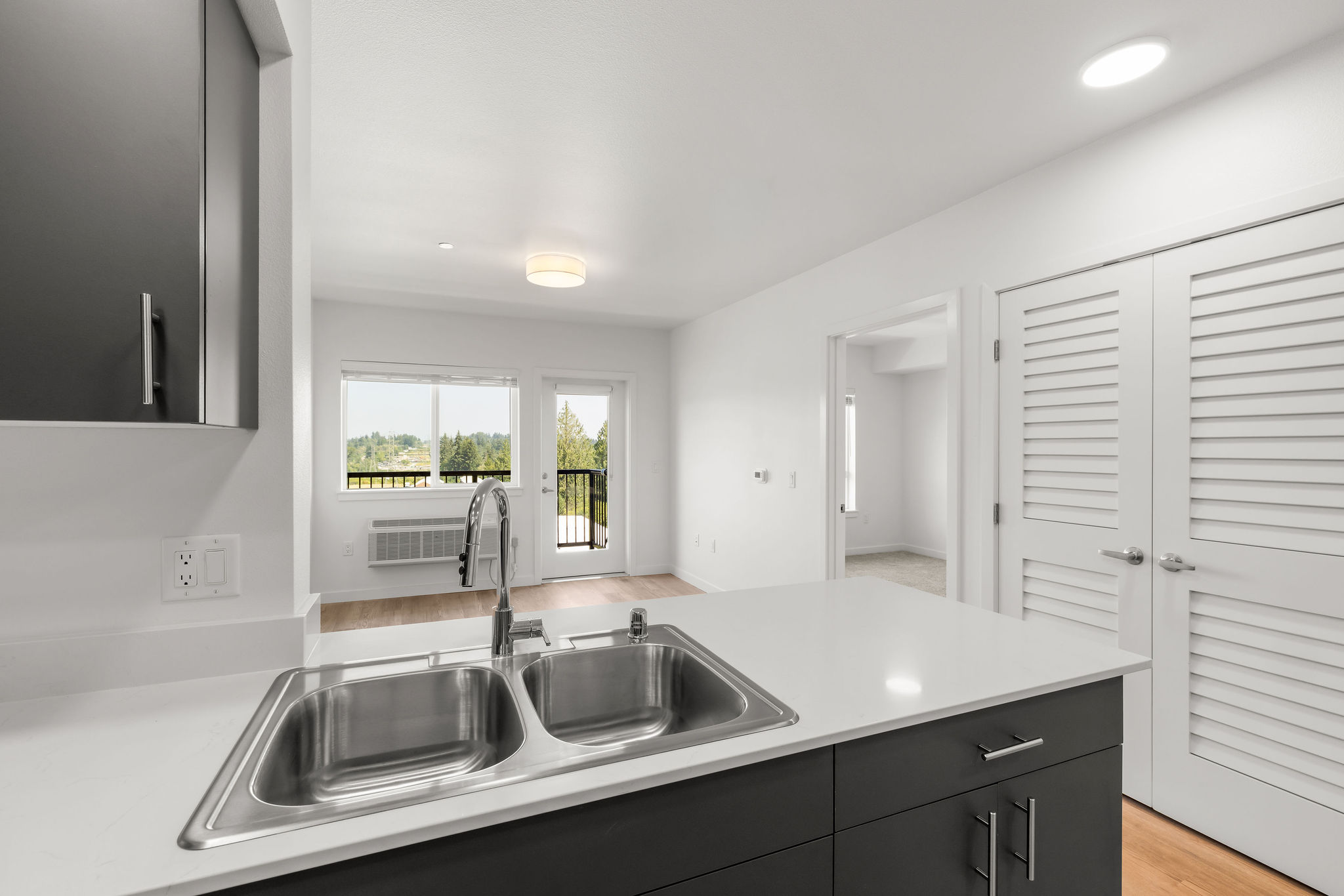 Unfurnished one bedroom unit with modern colors and bright lighting