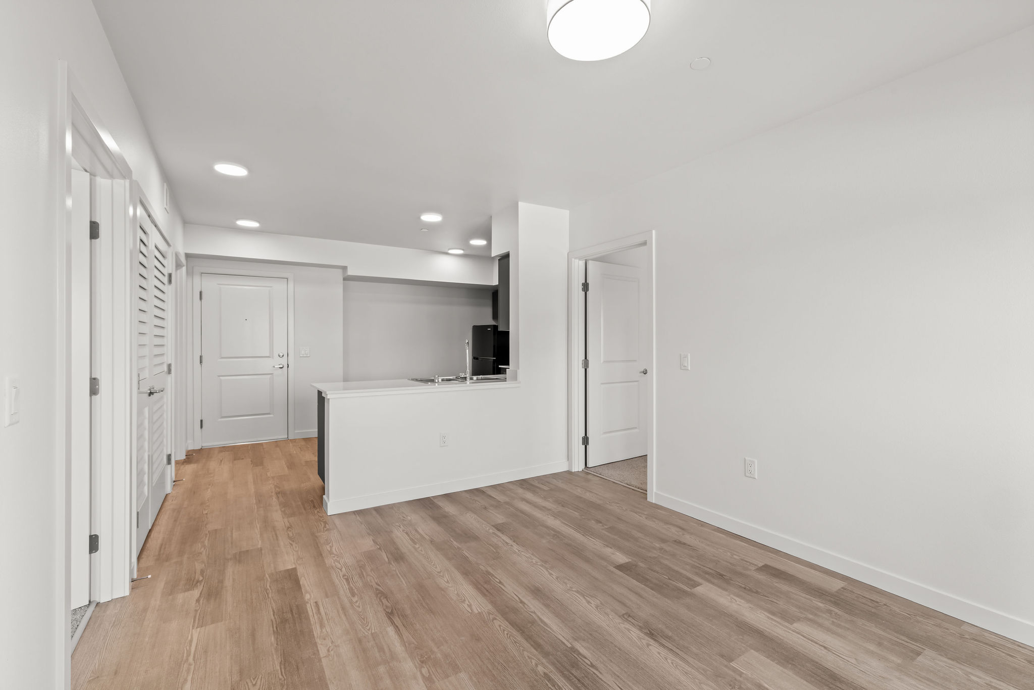 Unfurnished one bedroom unit with modern colors and bright lighting