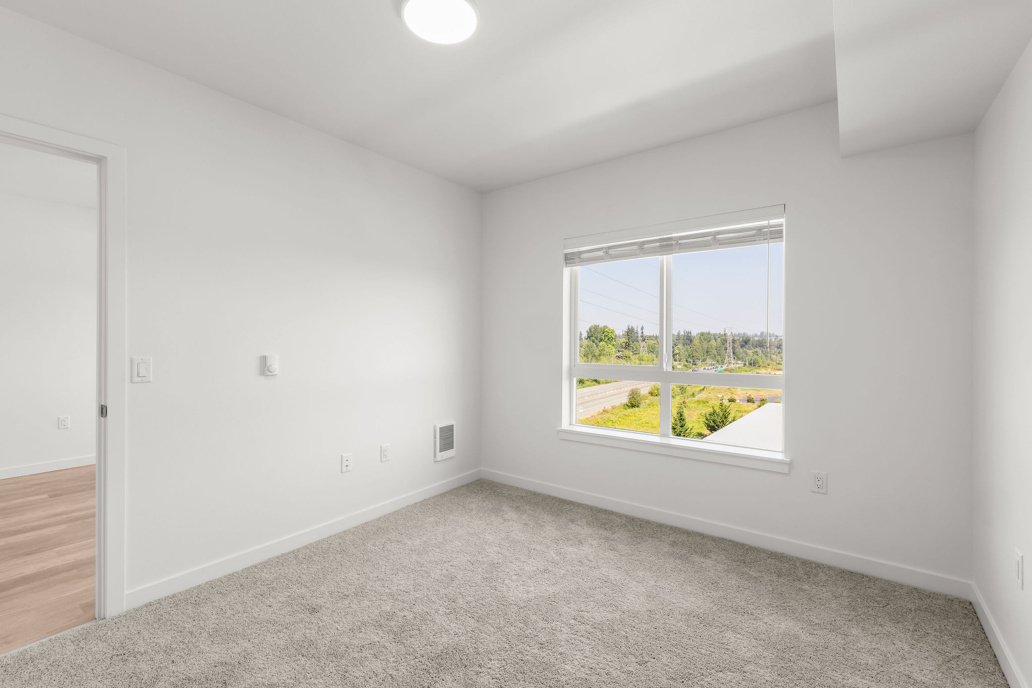 Unfurnished one bedroom unit with modern colors and bright lighting