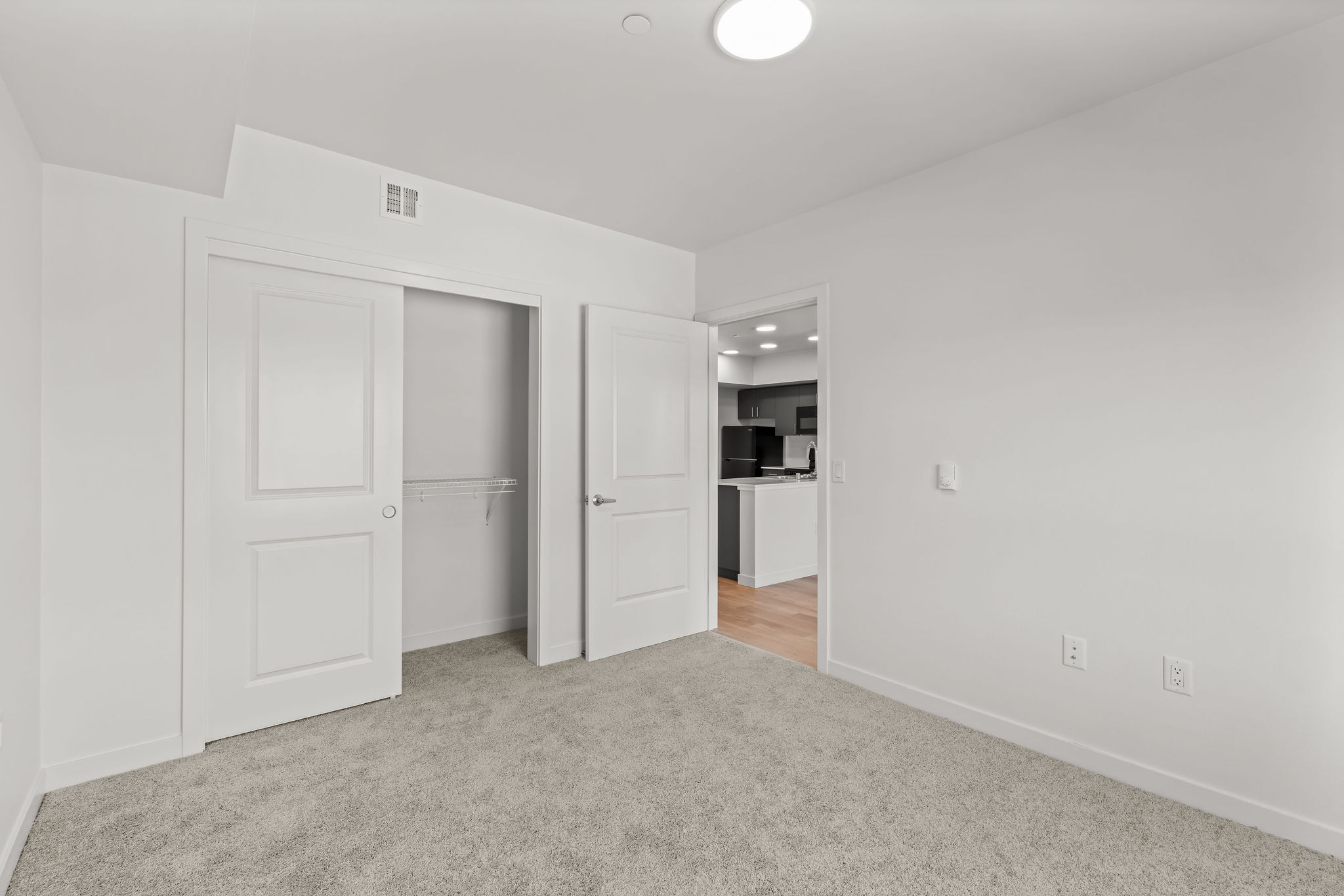 Unfurnished one bedroom unit with modern colors and bright lighting