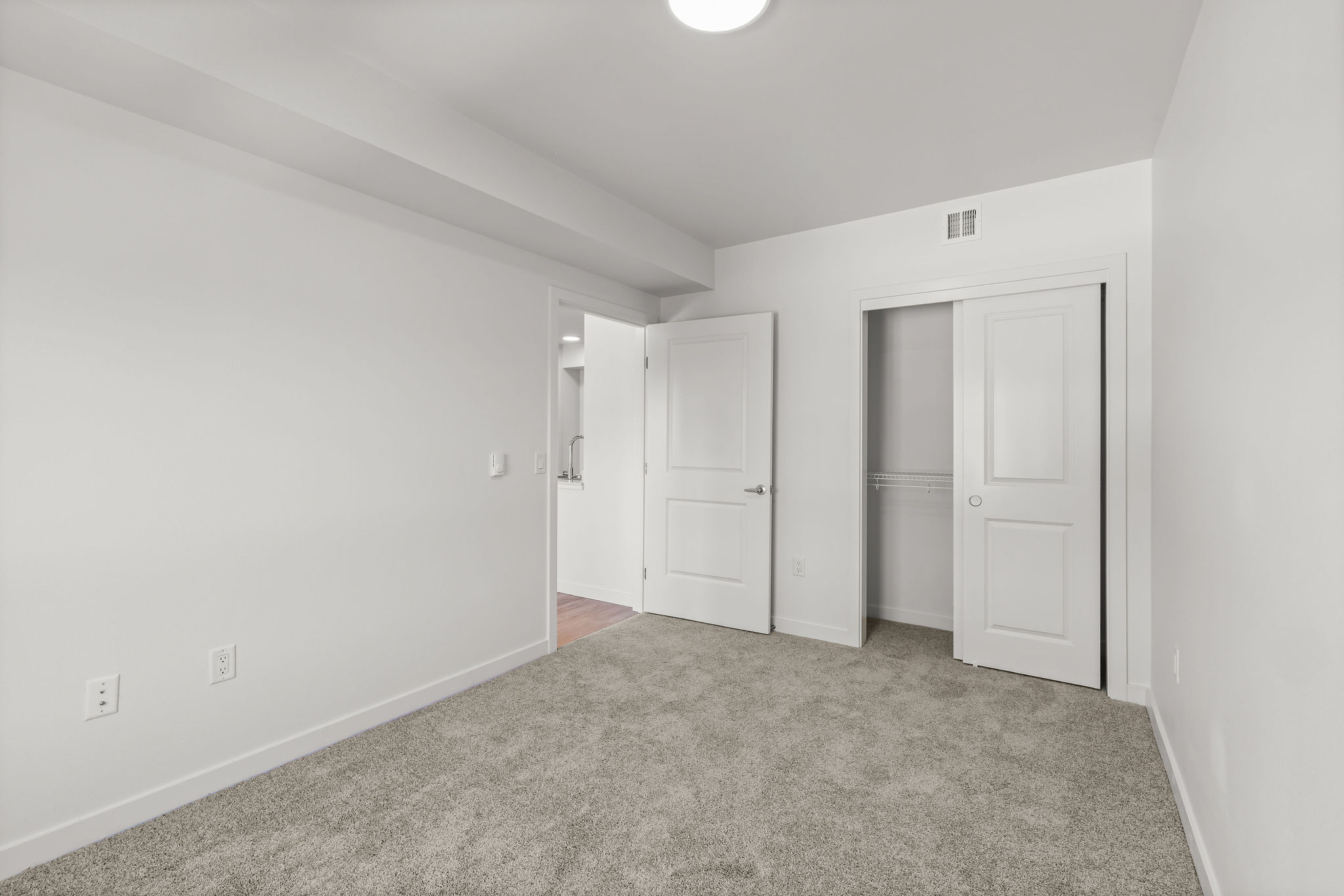 Unfurnished one bedroom unit with modern colors and bright lighting