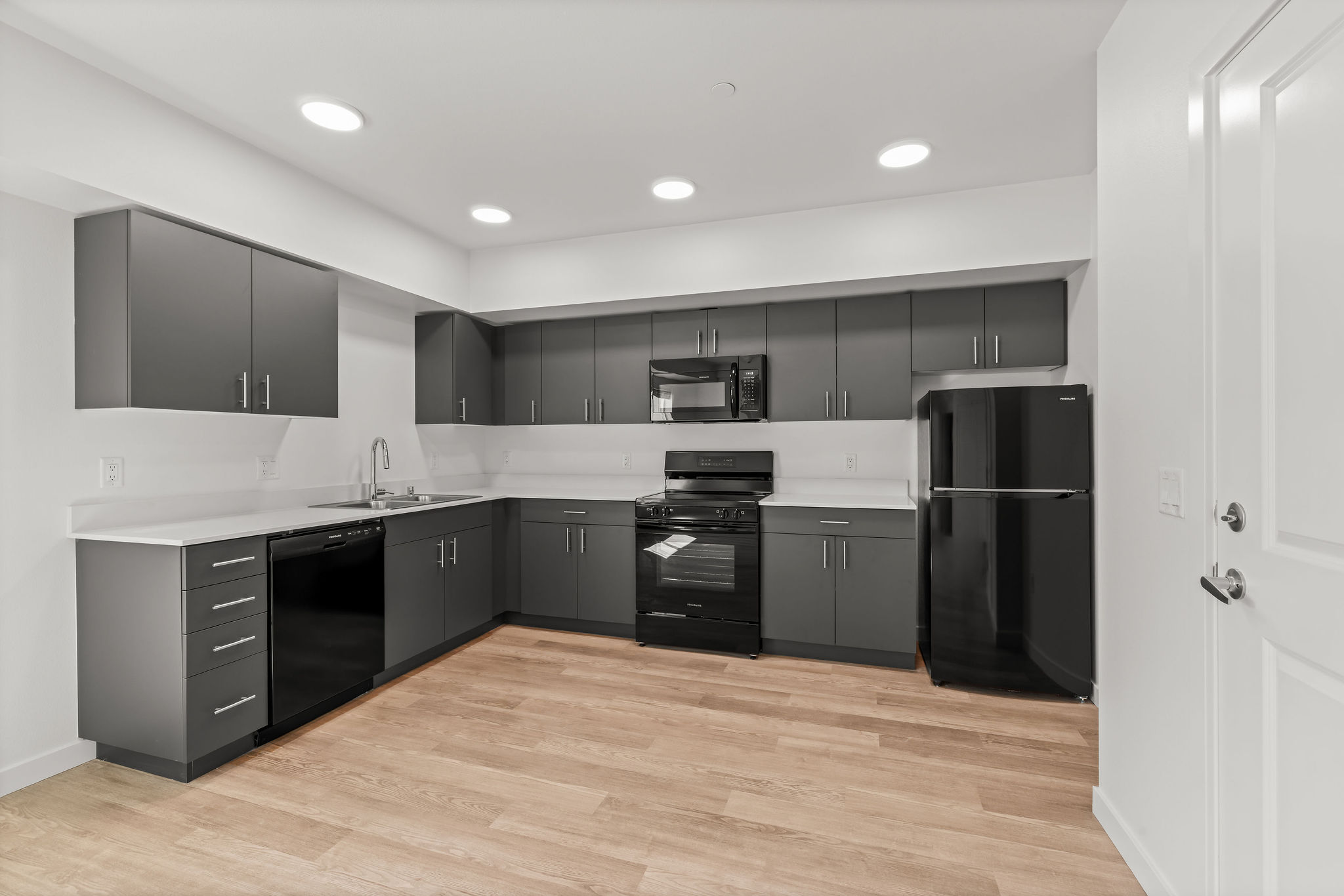 Unfurnished one bedroom unit with modern colors and bright lighting