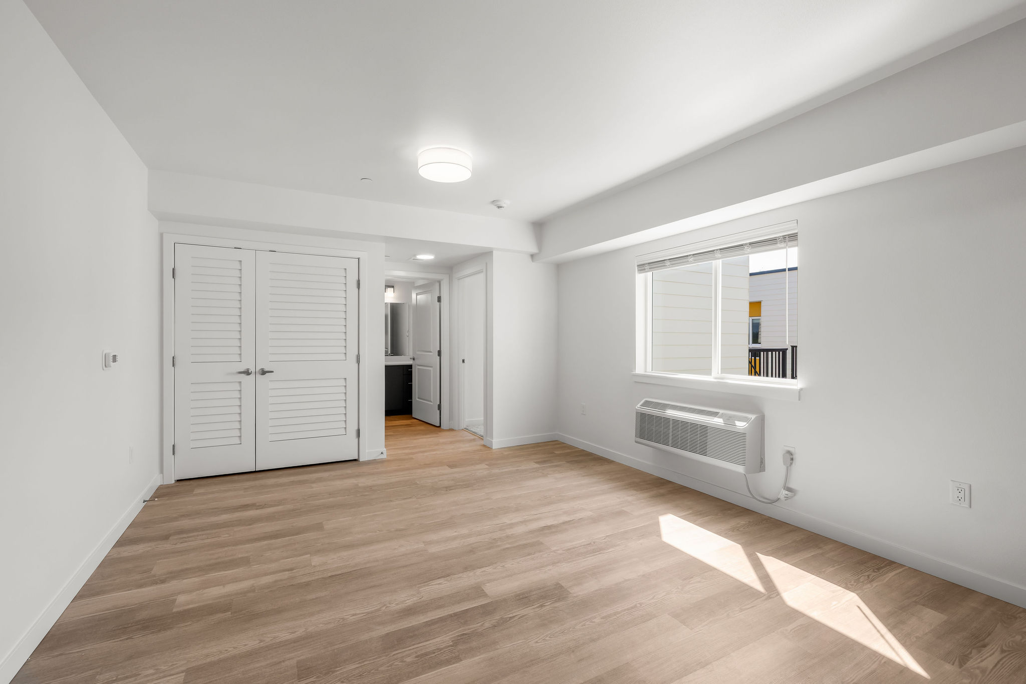 Unfurnished one bedroom unit with modern colors and bright lighting