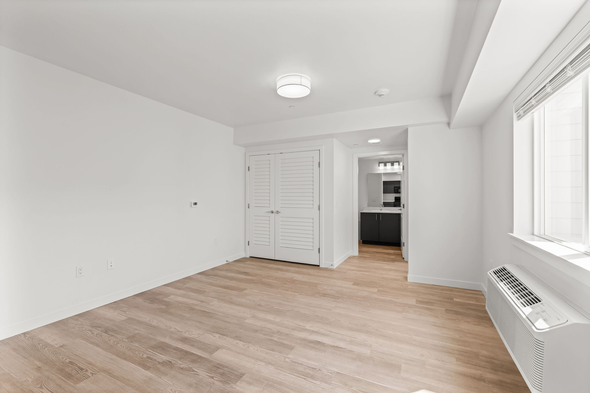 Unfurnished one bedroom unit with modern colors and bright lighting