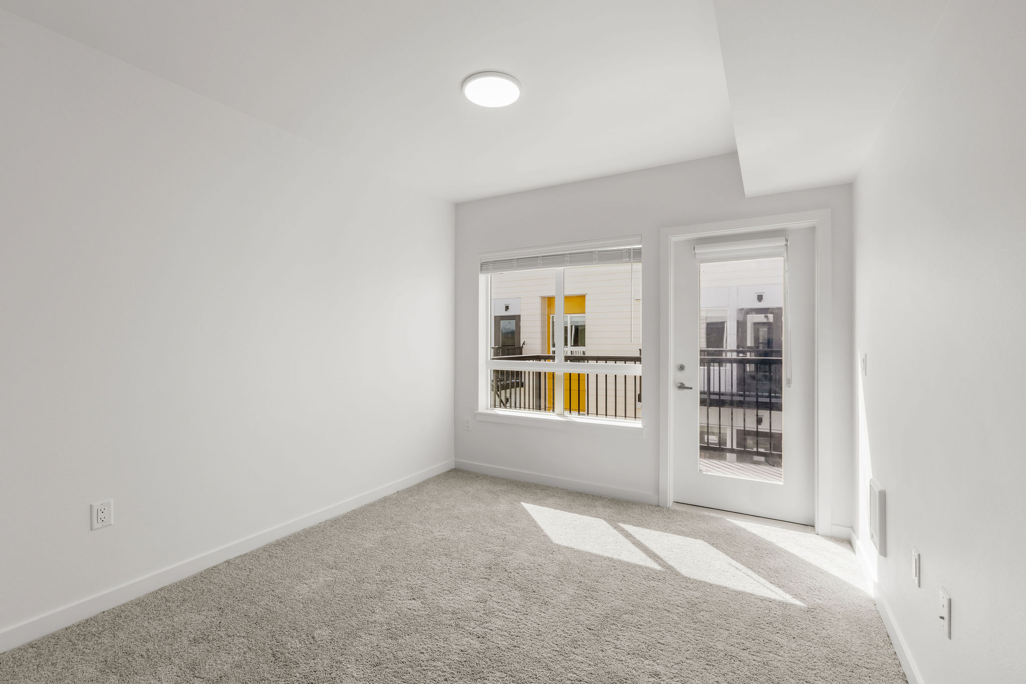 Unfurnished one bedroom unit with modern colors and bright lighting