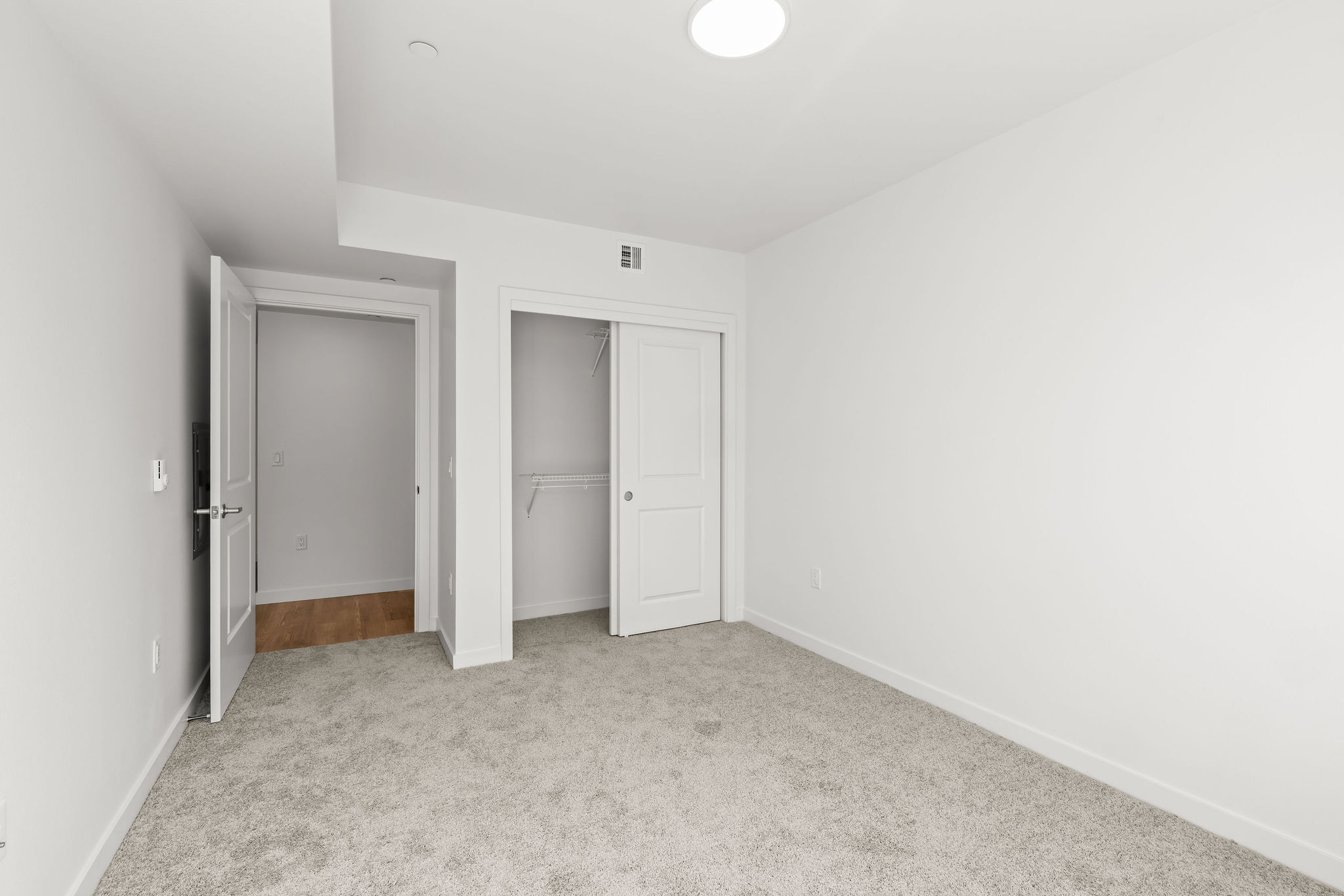 Unfurnished one bedroom unit with modern colors and bright lighting