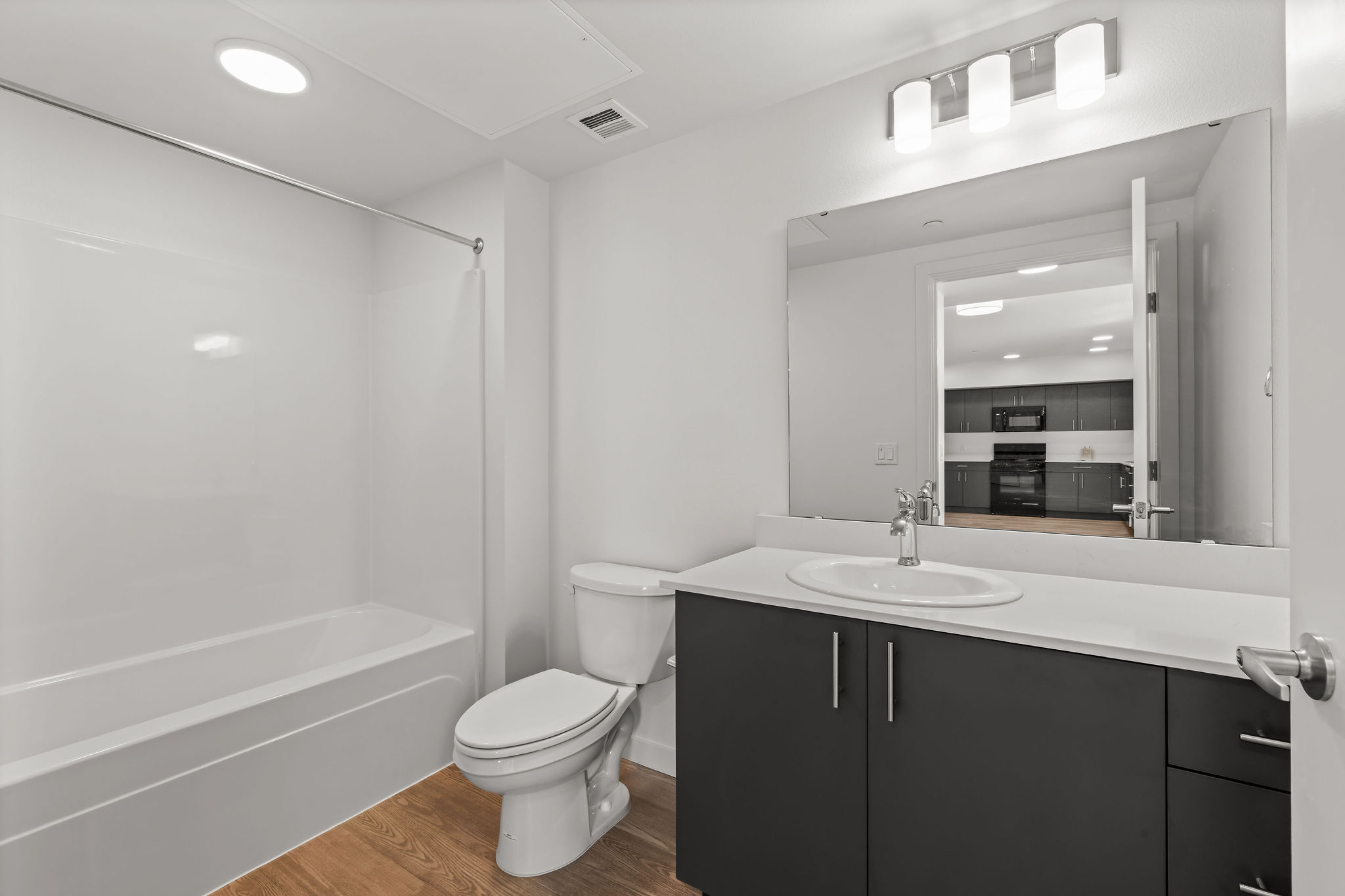 Unfurnished one bedroom unit with modern colors and bright lighting