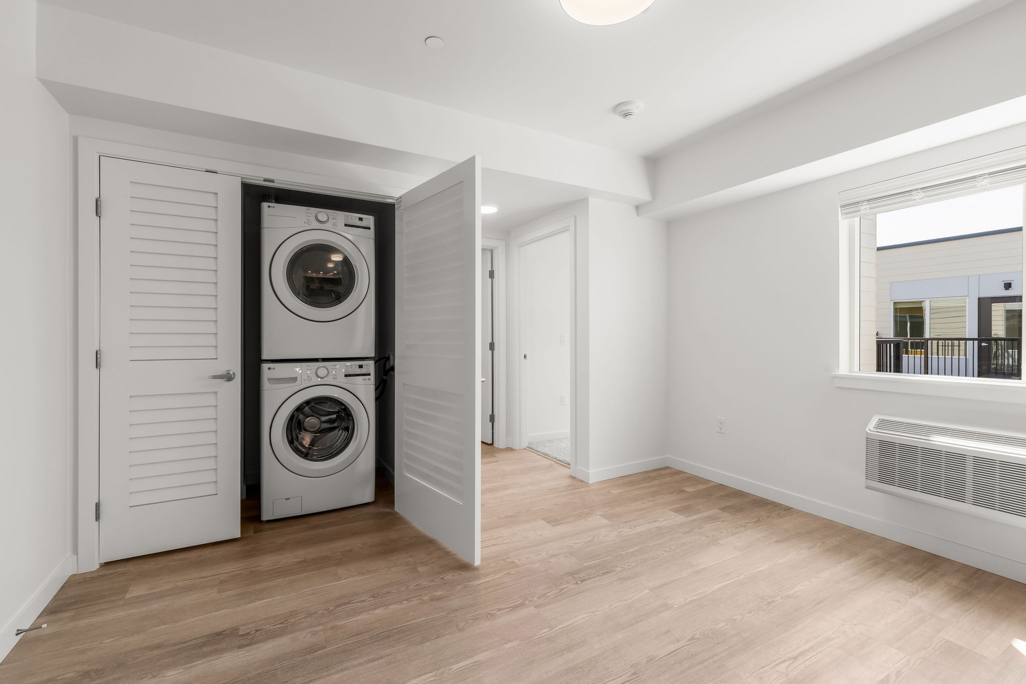 Unfurnished one bedroom unit with modern colors and bright lighting