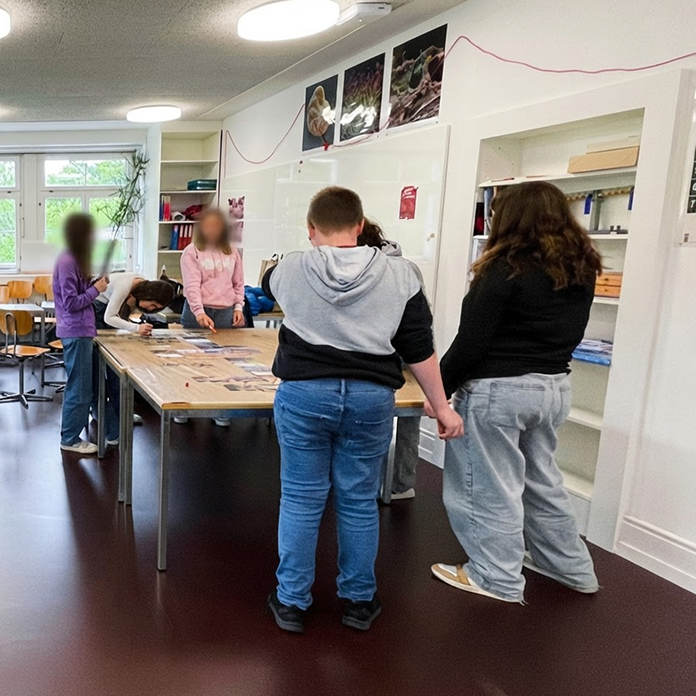 Schüler:innen am Climate-Fresk-Workshop in einem Klassenzimmer