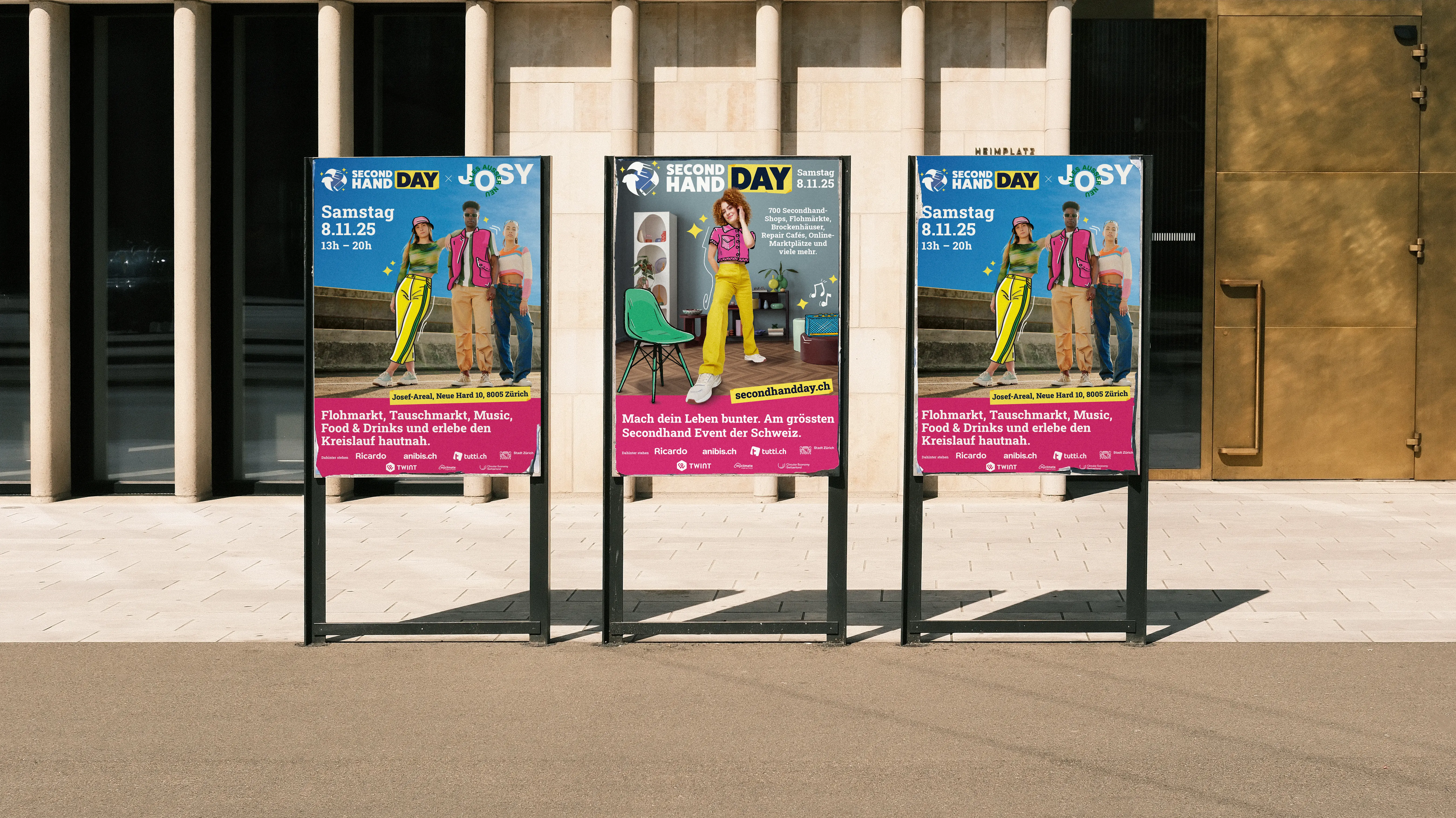 Drei Plakatständer mit Second-Hand-Day-Plakaten vor einem Gebäude