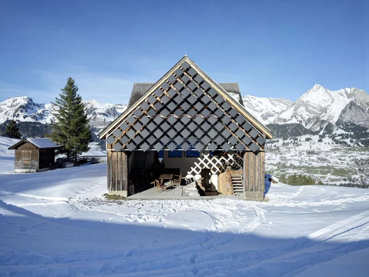 Umgebaute Scheune mit Holzfassade in verschneiter Berglandschaft