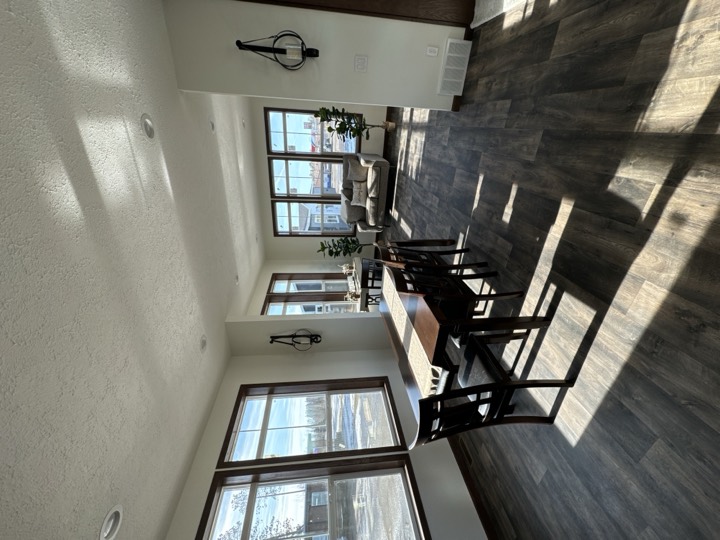 "Lynn" · dining
