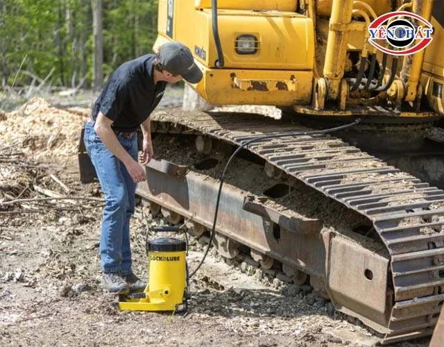 Cách Bơm Mỡ Máy Xúc Chi Tiết Từ A-Z, Ai Cũng Làm Được