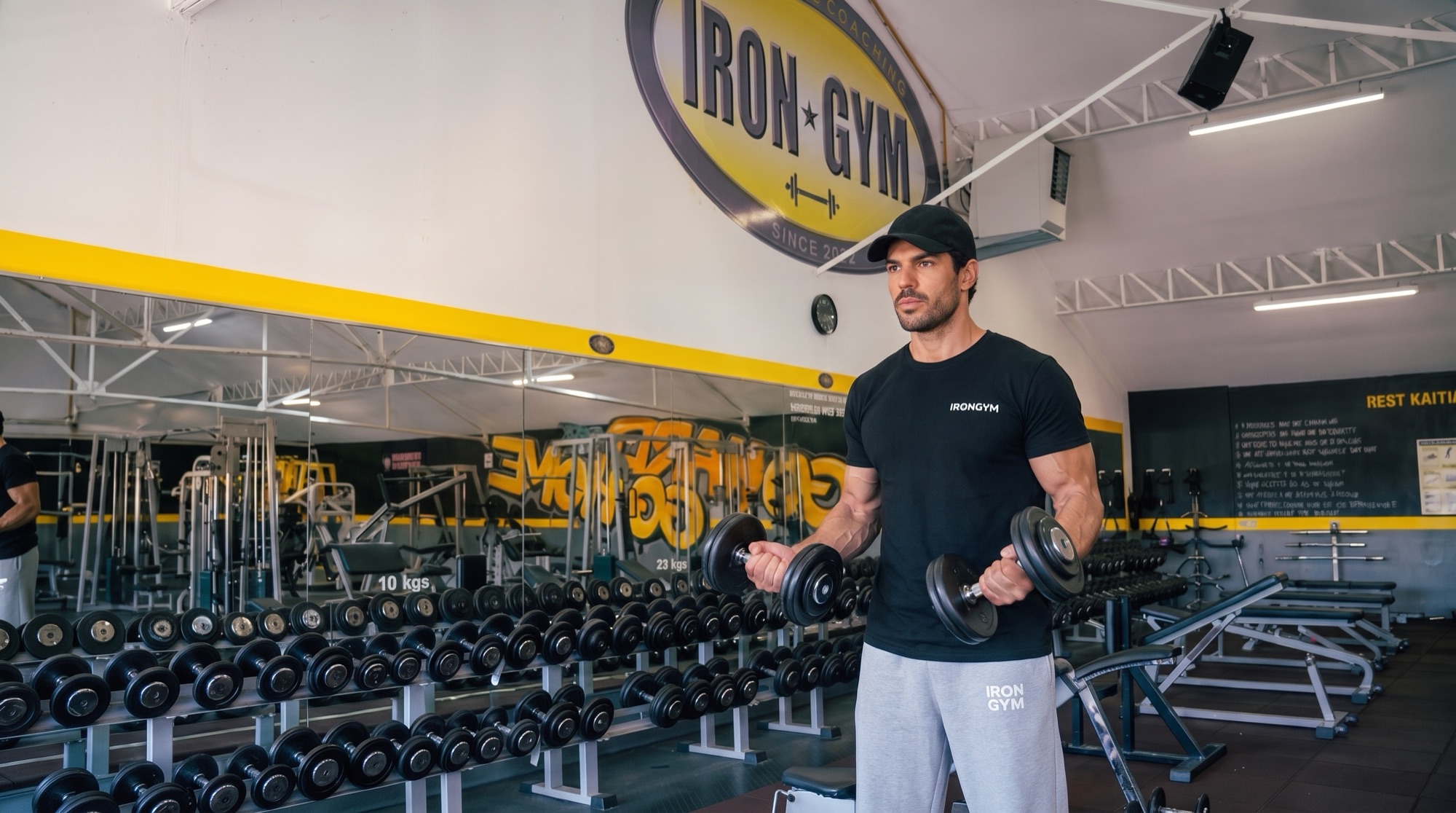 Hypertrophie — curls haltères devant les racks