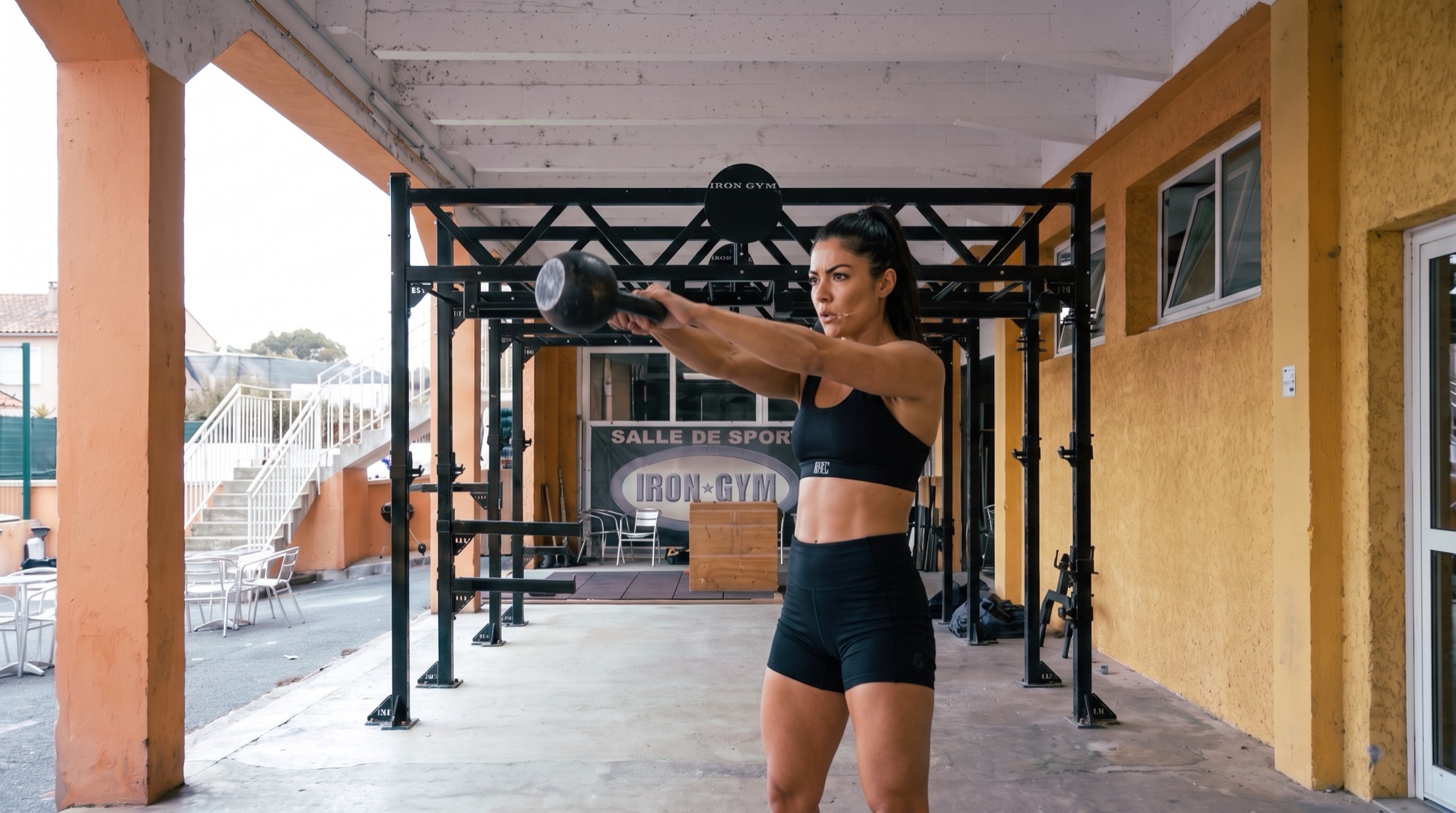 Conditionnement — battle ropes sur la ligne de turf