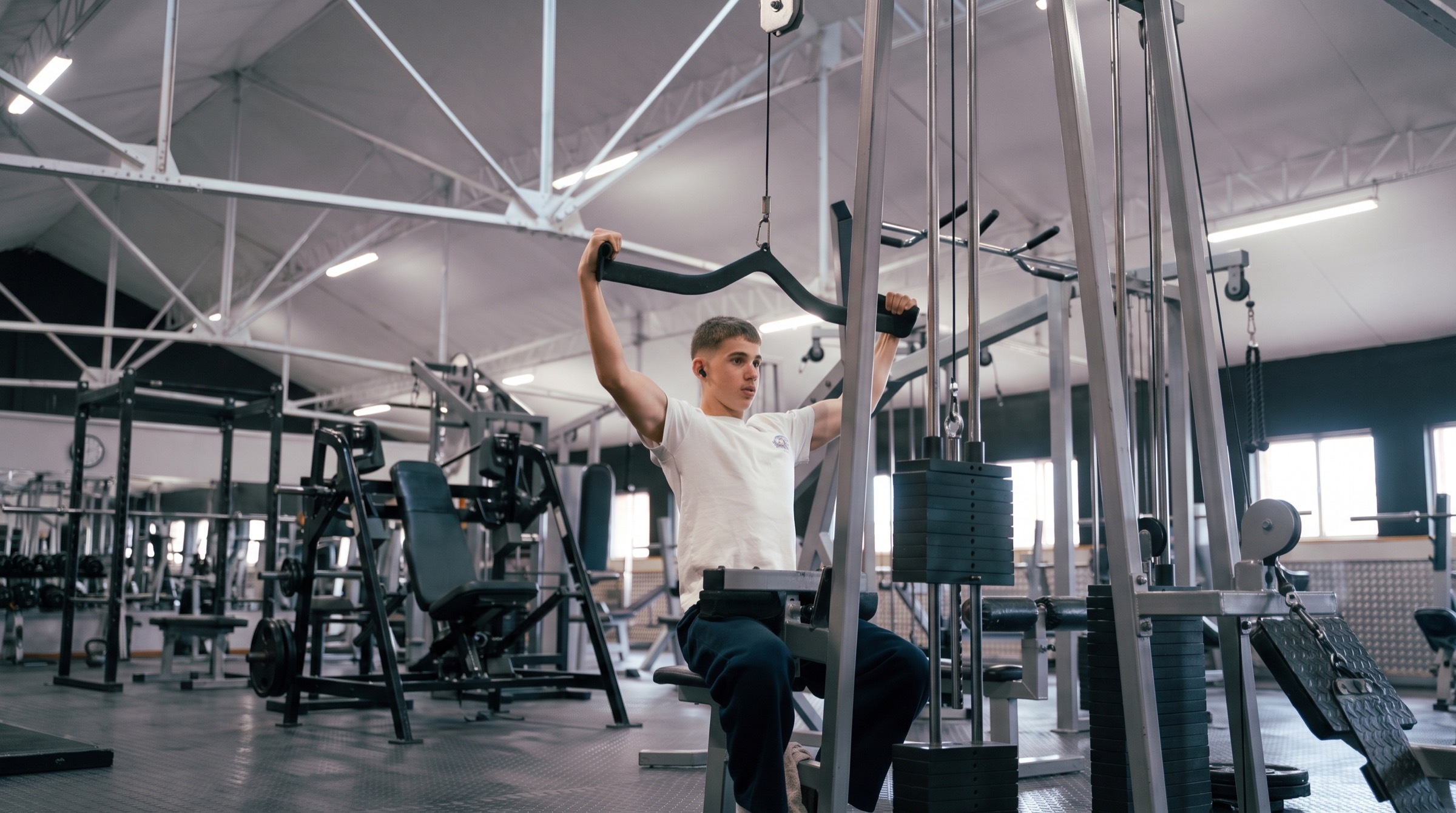 Jeune adhérent au tirage vertical, dans la grande salle