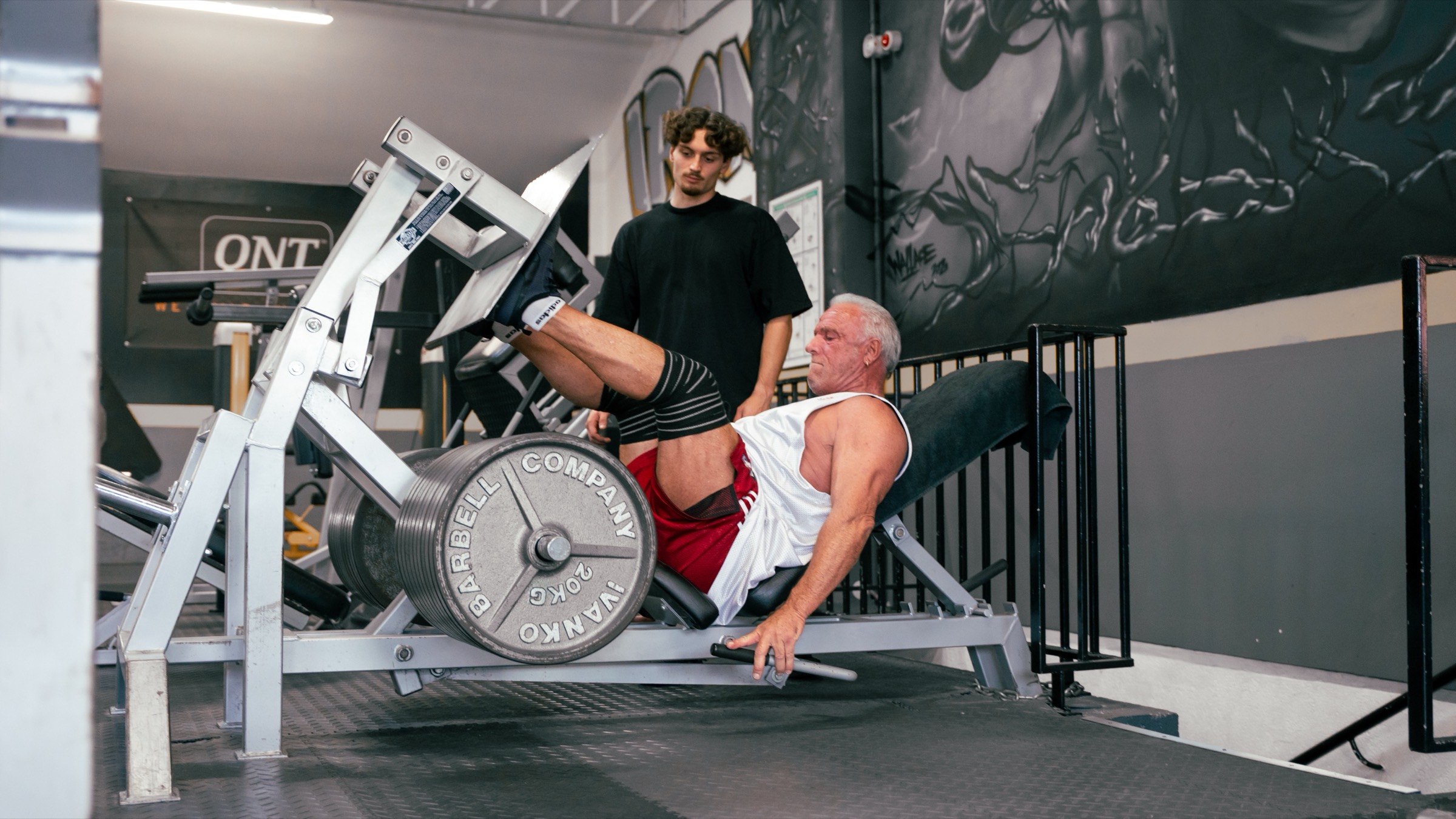 Un coach IRONGYM accompagne une athlète pendant un soulevé de terre