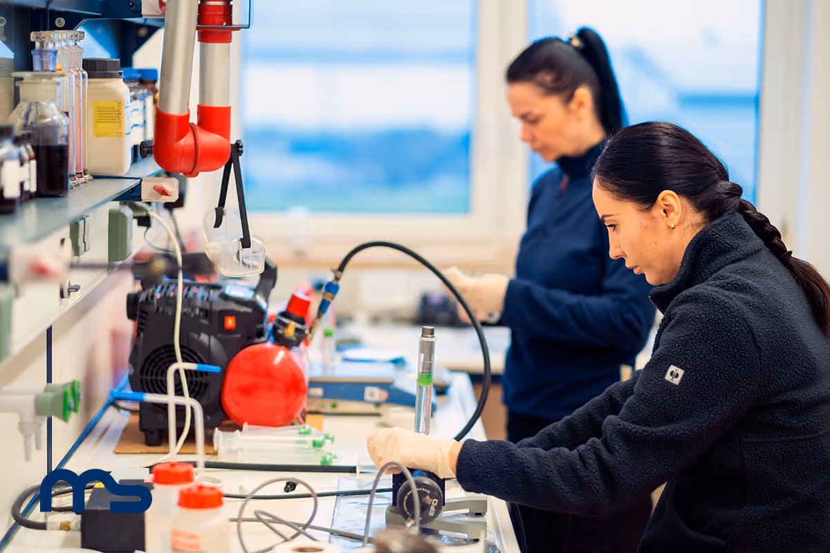 Zwei Mitarbeiterinnen von MS Duroplast bei der Arbeit im Labor