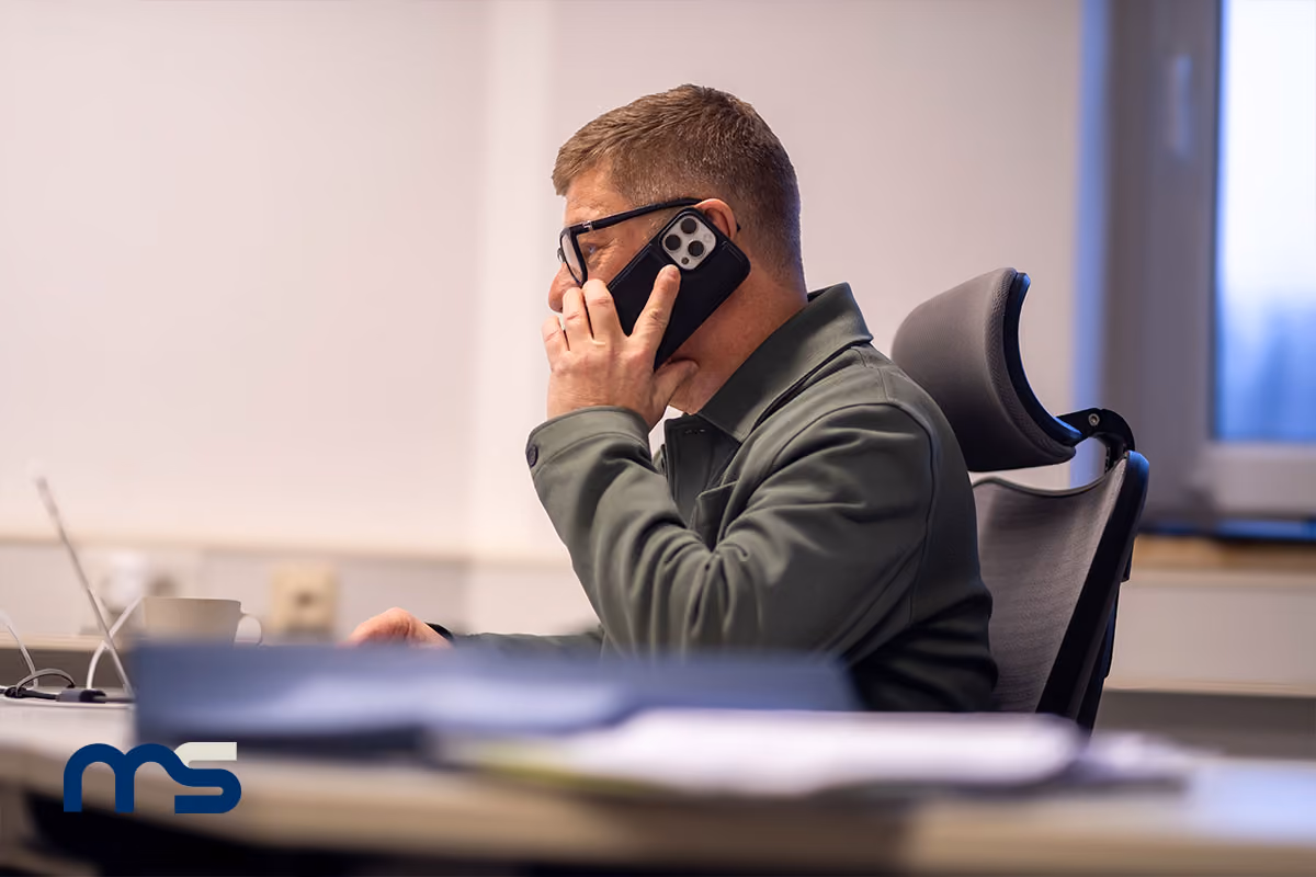 Holger Abeln am Schreibtisch im Telefonat