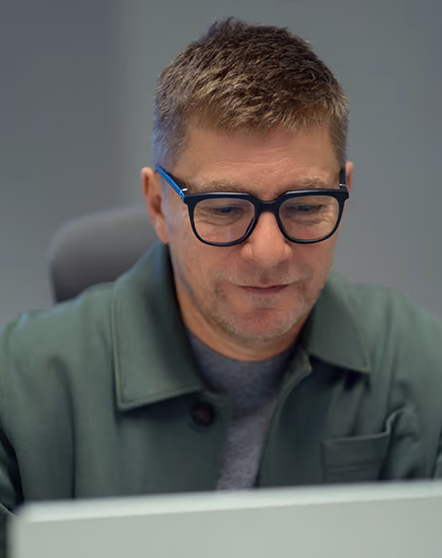 Holger Abeln bearbeitet Epoxidharz-Anfragen am Computer