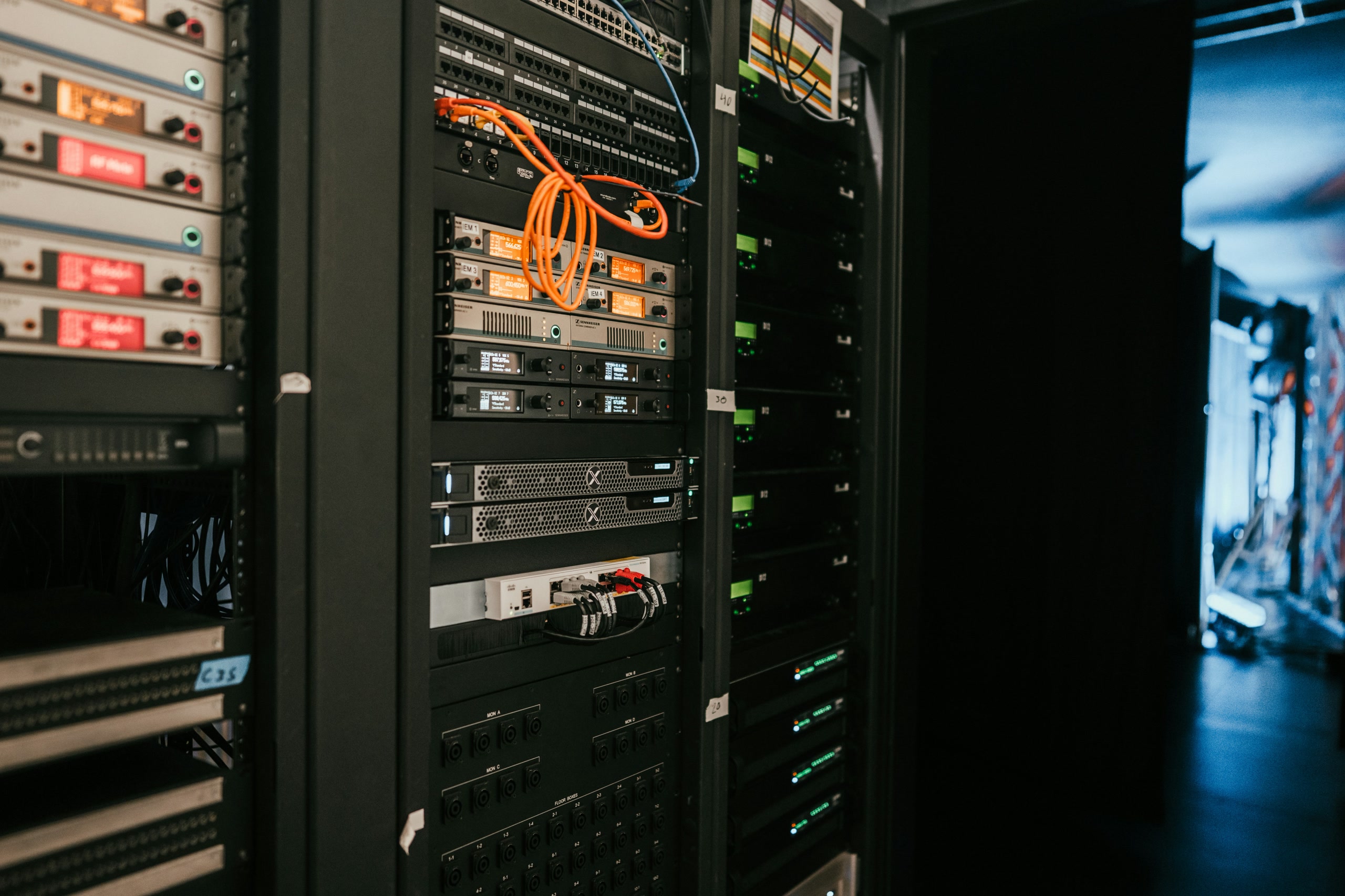 Serverschrank mit Netzwerk- und Audiotechnik im Rechenzentrum
