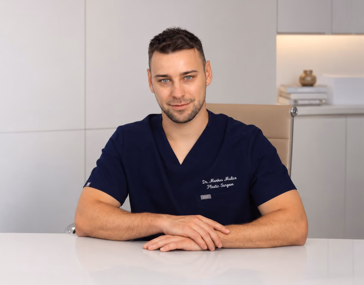 Dr. med. Markus Mulica am Schreibtisch in seiner Facharztpraxis für Plastische Chirurgie in Frankfurt