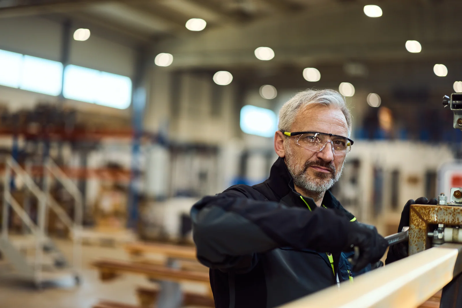 Machinist in the production hall, business portrait for a manufacturer