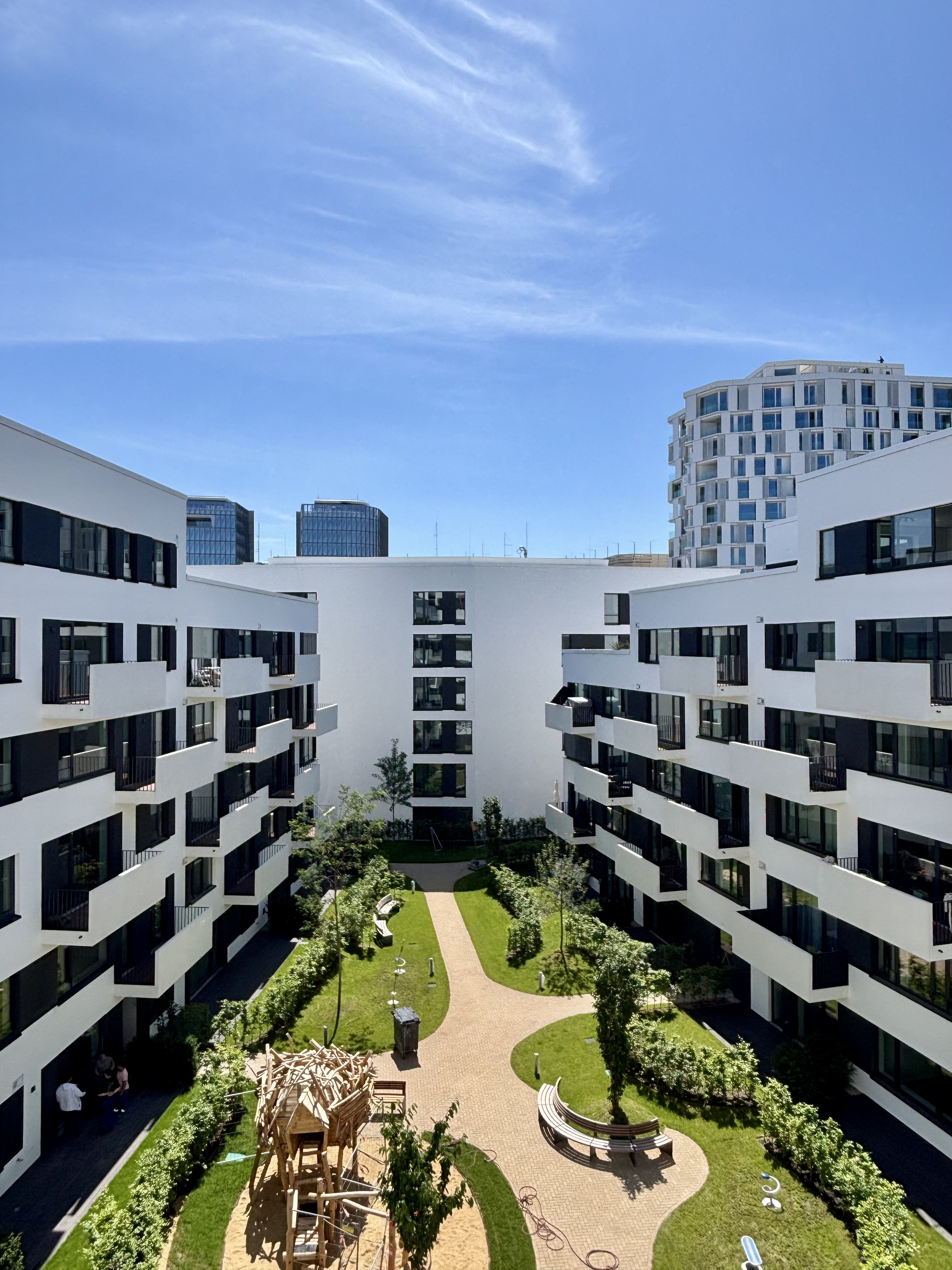 Ausblick in den begrünten ruhigen Innenhof