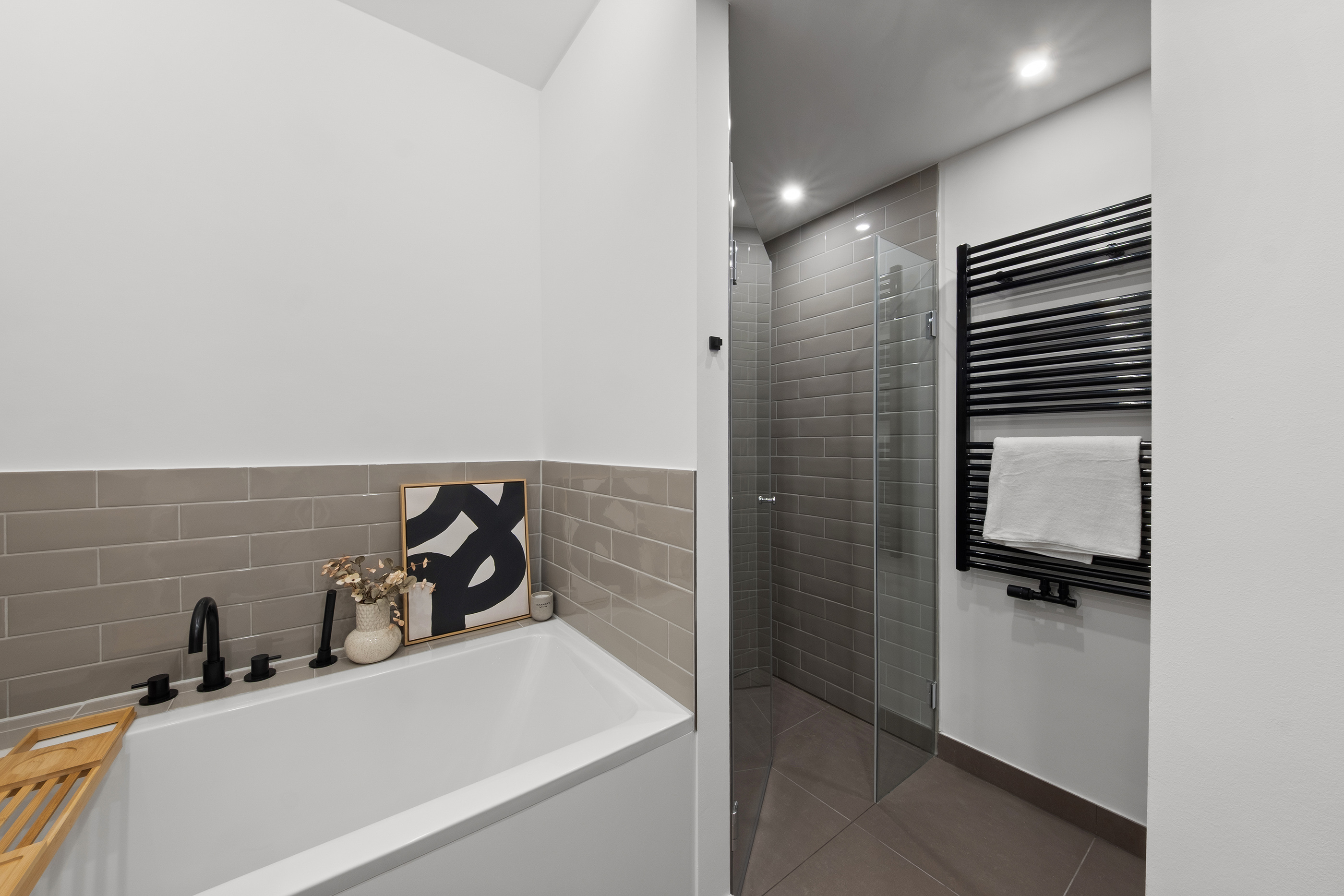 Badezimmer mit Badewanne und Dusche