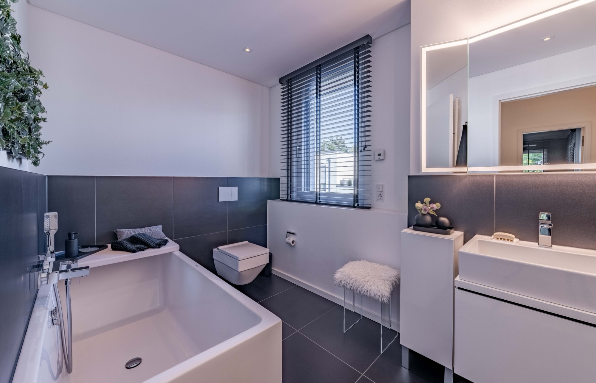 Badezimmer mit Tageslichtfenster