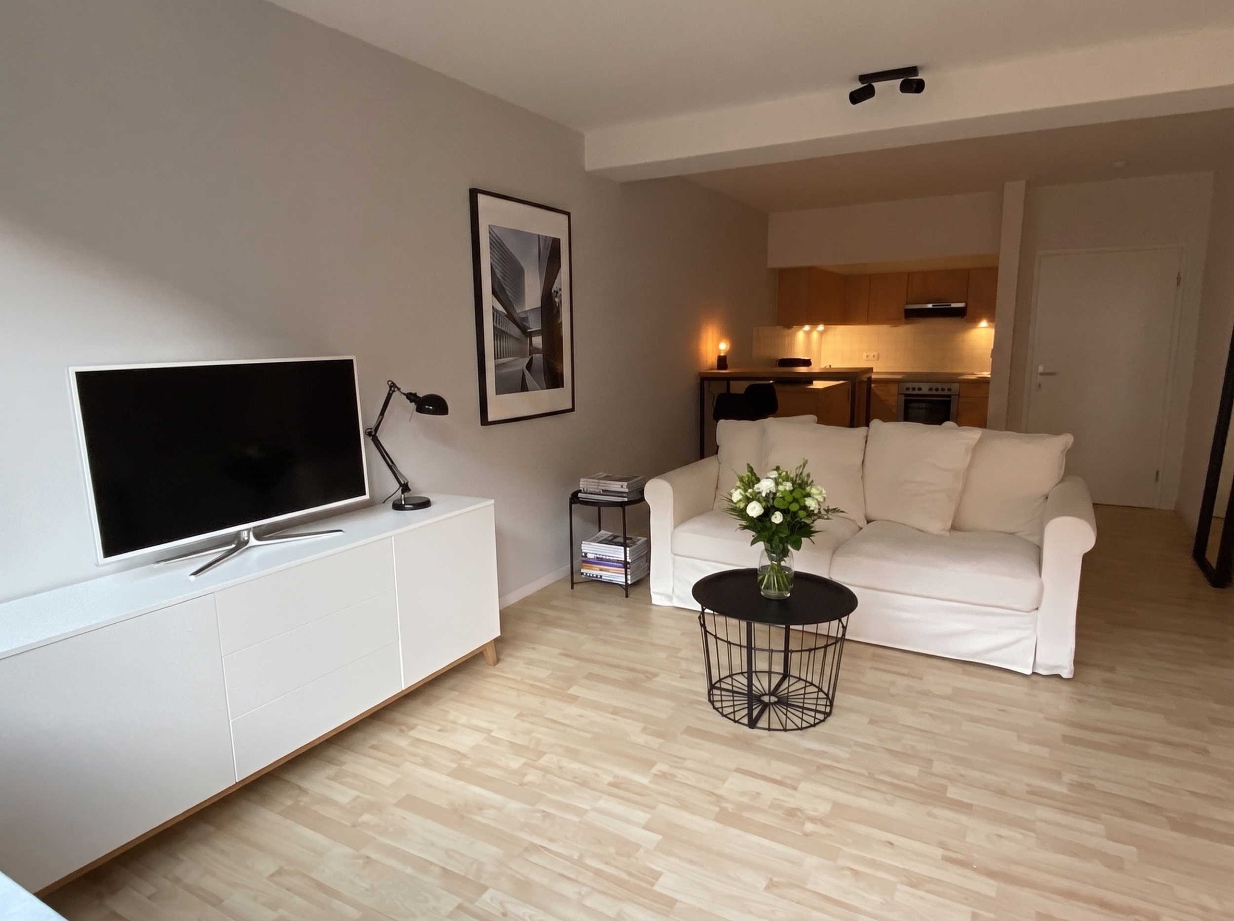 Wohnzimmer mit offener Küche – Kanalstr. 14