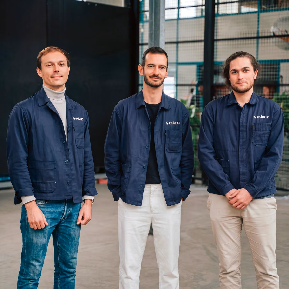 Les trois cofondateurs d'Edonia en veste de travail bleue, dans l'atelier de production