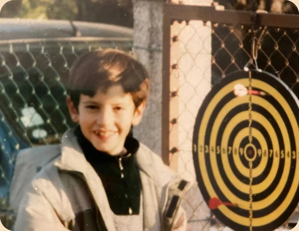 Photo d'archive : un enfant devant une cible de tir à l'arc