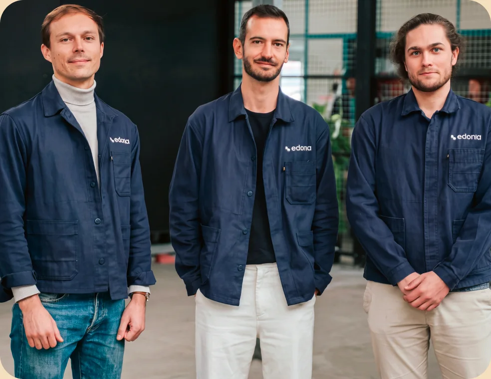 Trois membres de l'équipe Edonia en veste bleue, dans l'atelier