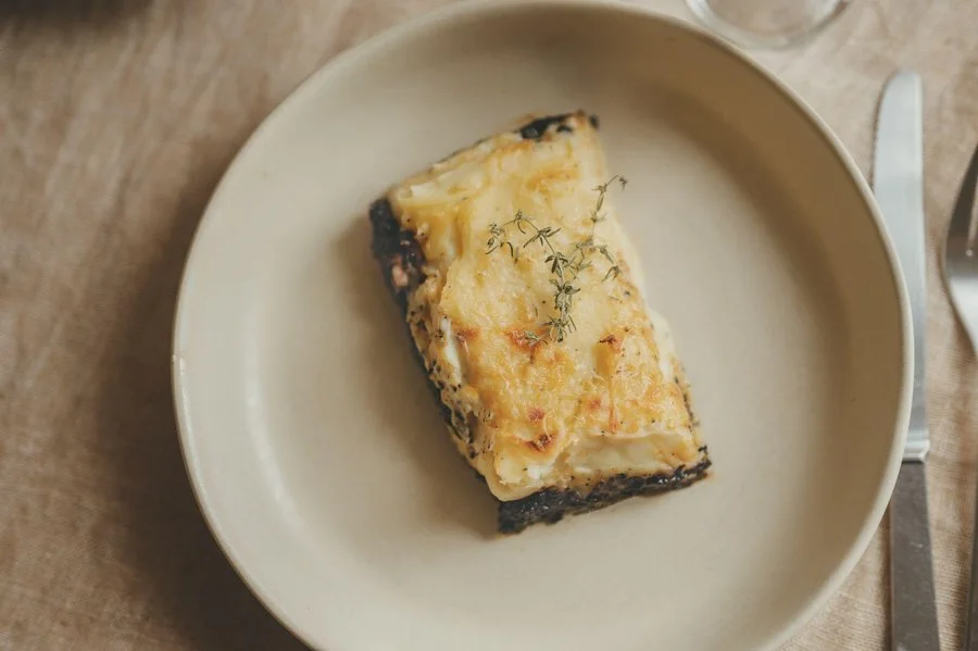 Part de lasagnes bolognaise gratinée préparée avec Edo, servie avec couverts