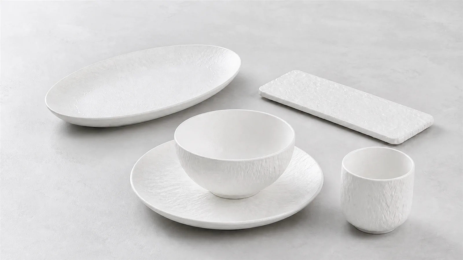 Coherent ceramic collection arranged for dining