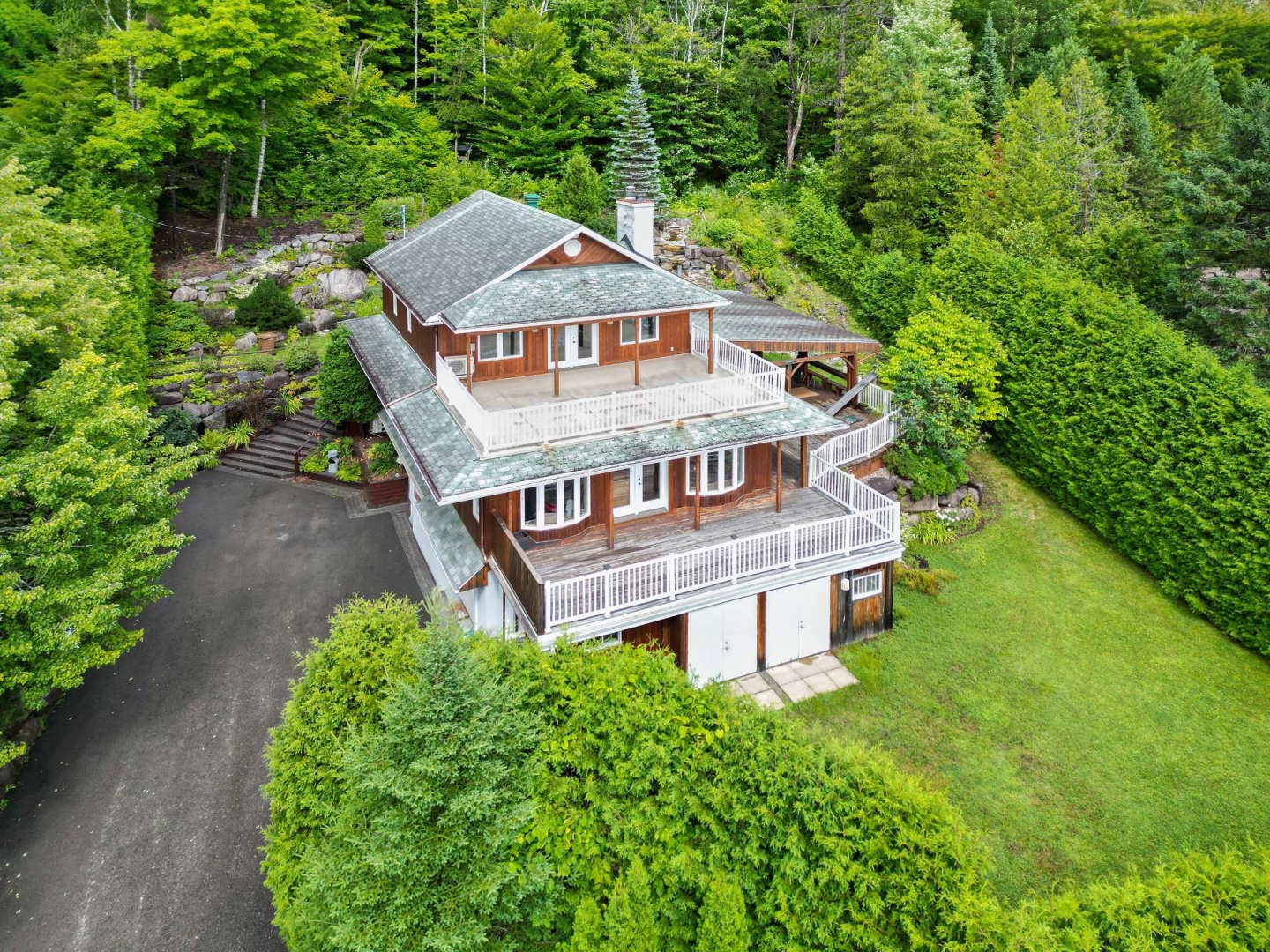 Découvrez nos propriétés dans les Laurentides : maisons, condos, chalets et terrains à vendre, ainsi que maisons et appartements à louer.